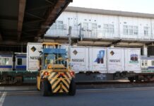 年間約7500台分のトラック輸送削減 ネスレ日本・JR貨物グループが定期貨物鉄道輸送の新ルート運用開始 貨物鉄道に積み込まれる「ネスカフェ ボトルコーヒー」のコンテナ