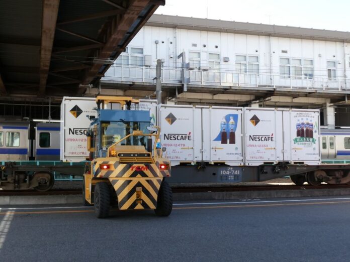 貨物鉄道に積み込まれる「ネスカフェ ボトルコーヒー」のコンテナ