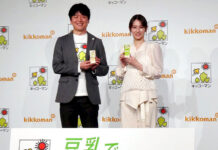 「キッコーマン豆乳」新CMに北川景子 「朝の満たんぱく」で第4次成長期の勢い加速へ キッコーマン豆乳 2026年度事業戦略&新CM発表会でキッコーマンソイフーズの亀井淳一氏㊧、俳優の北川景子さん