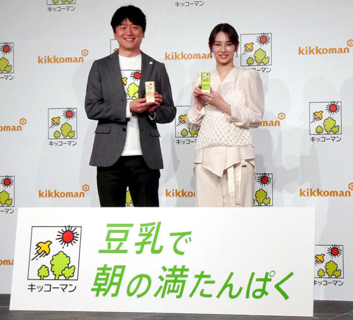 キッコーマン豆乳 2026年度事業戦略＆新CM発表会でキッコーマンソイフーズの亀井淳一氏㊧、俳優の北川景子さん