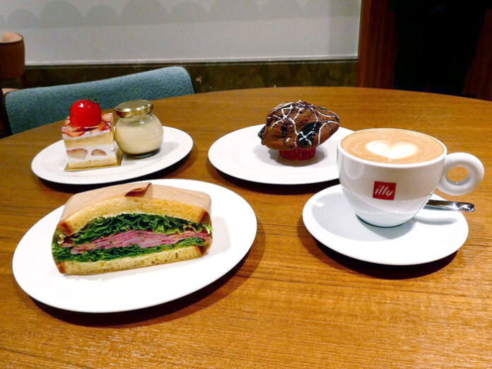 「illy」のコーヒーとカスタムサンドイッチなどのメニュー