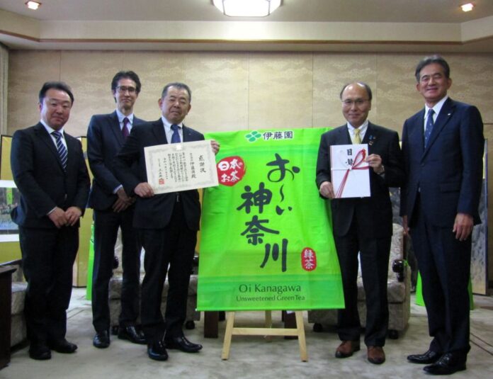 感謝状を手にする伊藤園の本庄周介副社長と寄付金目録を手にする神奈川県の平田良徳副知事