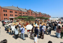 カゴメ「不思議の畑とトマトの樹」親子で収穫体験や畝づくりに挑戦 会場には親子づれなど長蛇の列