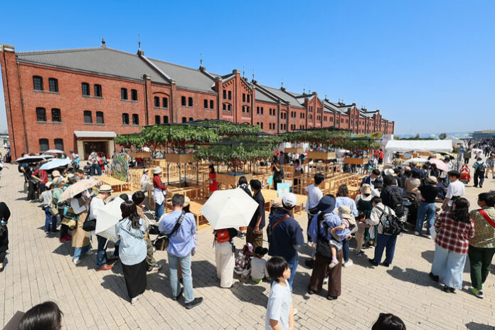 会場には親子づれなど長蛇の列