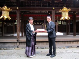 本殿前でドリップパックを奉納。左から上賀茂神社の髙井俊光宮司、味の素AGFの島本憲仁社長