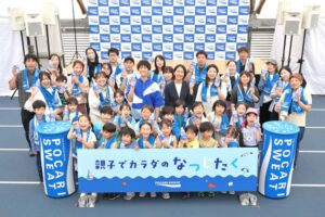 参加者と早稲田大学スポーツ科学学術院スポーツ科学部の細川由梨准教授（中央右）