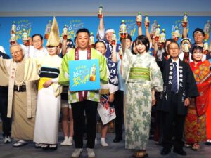 高橋徹マーケティング一部長（中央左）とあのさん（中央右）