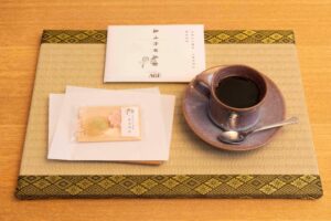 「神山湧水珈琲」に、和三盆と上賀茂神社の御神紋・二葉葵をあしらった琥珀糖を添えた春の干菓子セット