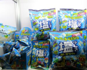 右から「塩ラムネ スポーツドリンク味」の80g大袋（8g×10袋入）、チャック付き袋（38g）、持ち運びに便利なテトラ袋 （15g）