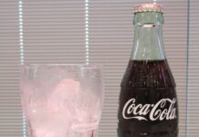「コカ・コーラ」全国の外食店の盛り上げに全力投球 家庭では得られない体験価値に磨き 「瓶コーク」おいしく飲める場所を倍増 氷が入ったグラスと冷やされた「瓶コーク」