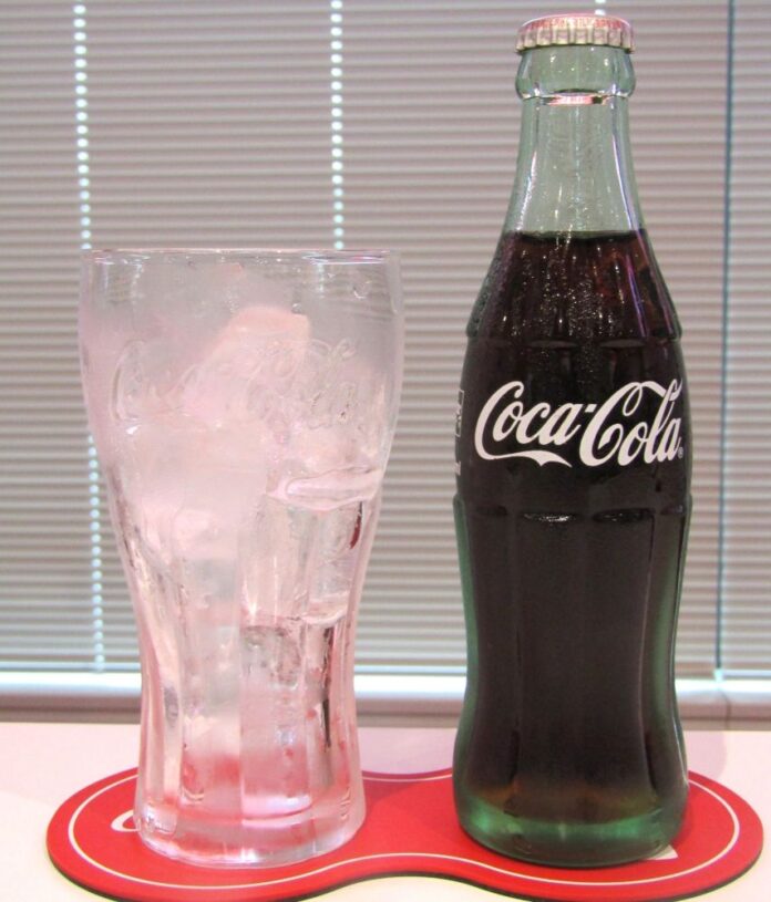 氷が入ったグラスと冷やされた「瓶コーク」