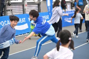自身が考案した運動プログラムを参加者と実施する福尾誠さん