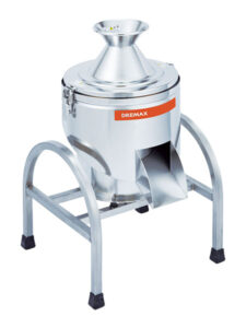 DX-660【スーパーオロシ】コンビニベンダー工場やセントラルキッチンで活躍中。食材を投入口からポンポン入れるだけで、素早くオロシが大量にできる。オロシドラムを変えるだけで、様々な粗さに対応。大根だけでなく、生姜やニンニクもおろし可能。遠心力でおろすので、食材の本来の風味を保ちつつおろすことができる。