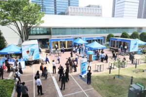 アパートの一室を模した4つの部屋が設置されるイベント会場