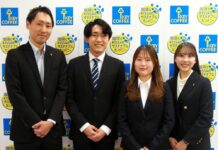 キーコーヒー、コーヒーサークルの大学生に活動報告の場 2023年から「立教珈琲愛好会」をサポート 双方に収穫 大学生の小野寺慶さん(中央左)と金智優(中央右)を囲むキーコーヒーの西村拓真さん(左)と武政凛さん(右)