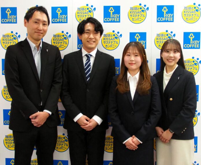 　大学生の小野寺慶さん（中央左）と金智優(中央右)を囲むキーコーヒーの西村拓真さん（左）と武政凛さん（右）