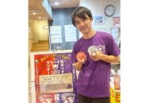 赤城乳業 風呂あがりに“フロリダサンデー” 銭湯で無料配布イベント 「フロリダサンデー」をPRする佐藤信一氏