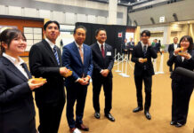 セブン-イレブン 阿久津社長「主体的に挑戦を」 展示会連動は“記憶に残る第一歩” 「セブンカフェ ベーカリー」を紹介する阿久津知洋社長