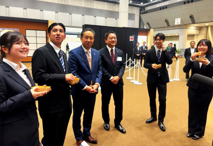 「セブンカフェ ベーカリー」を紹介する阿久津知洋社長