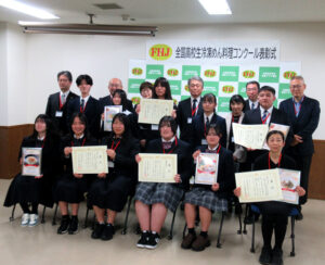 白潟昌彦会長（キンレイ社長、後列中央）と受賞者