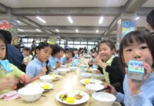 キリン、子ども健康飲料が学校給食に初導入 児童が自らの健康を自ら考えるきっかけづくり 給食で「ムテキッズ」(125ml紙パック)を楽しむ成蹊小学校の2年生