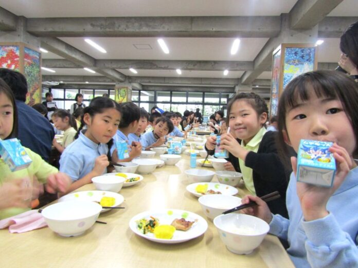 給食で「ムテキッズ」（125ml紙パック）を楽しむ成蹊小学校の2年生