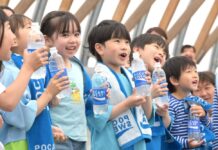 上手く汗をかけないと体内に熱がたまる 熱中症対策へ夏前に身体を暑さに慣らす「ポカリスエット カラダのなつじたく」啓発 4月22日の親子体験イベントにて「ポカリスエット」で水分・電解質補給する子どもたち