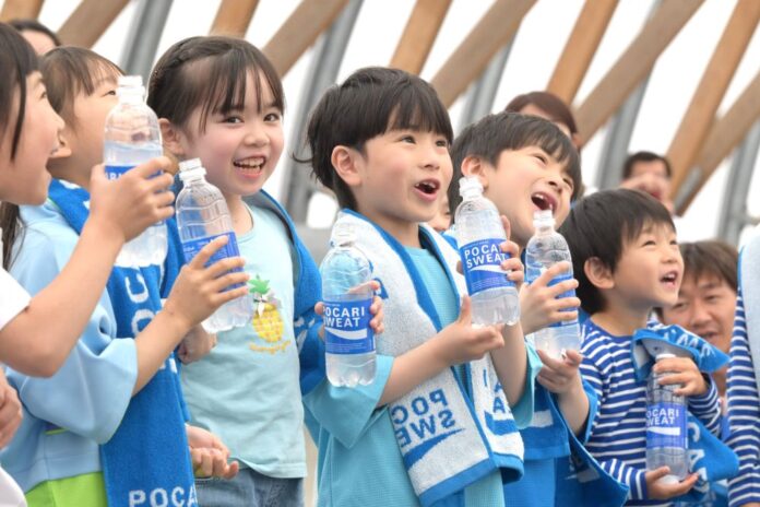 4月22日の親子体験イベントにて「ポカリスエット」で水分・電解質補給する子どもたち
