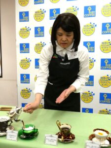 「コーヒー教室」の初代室長である髙島君子氏考案のメニュー「パリのロマンス」を紹介する金井講師