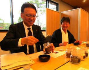 香原料に珈琲を調合する島本社長