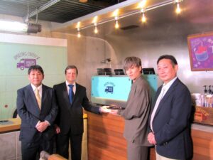 「AMAZING COFFEE 中目黒店」でTETSUYAさん（中央右）、三井倉庫ロジスティクスの奥津忠行氏（右）、フランケコーヒーシステムズジャパンの田中智康氏（左）、フランケコーヒーシステムズのステファン・ニーデルベルガー氏（中央左）