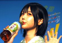 アサヒ飲料「十六茶」再活性化へ「日本全国16チャージ祭り!!」始動 全国8カ所の祭り・花火大会と連動して16万本配布 4月7日開催された「日本全国16チャーーージ祭り‼」プレス発表会で「十六茶」を飲むあのさん