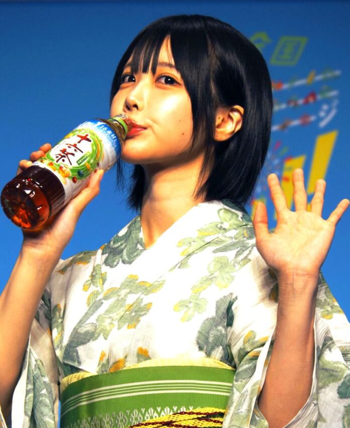 4月7日開催された「日本全国16チャーーージ祭り‼」プレス発表会で「十六茶」を飲むあのさん