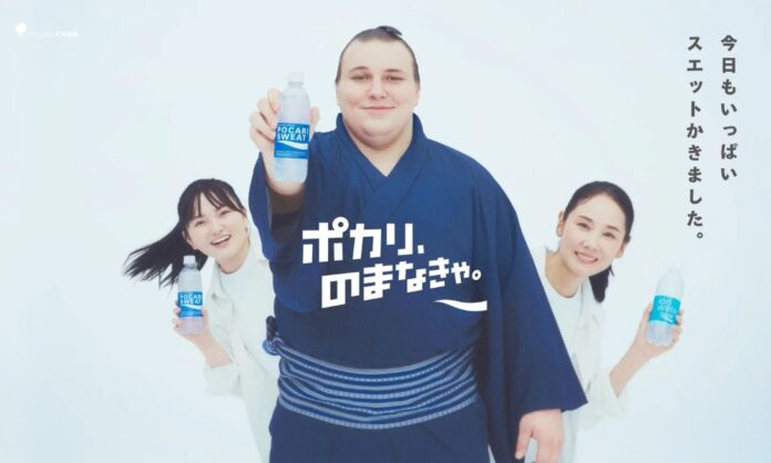 吉田羊さん（右）と鈴木梨央さん（左）と共演する安青錦関