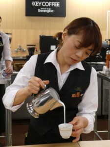 「カフェマッキャート」を実演するキーコーヒーの結城志帆氏