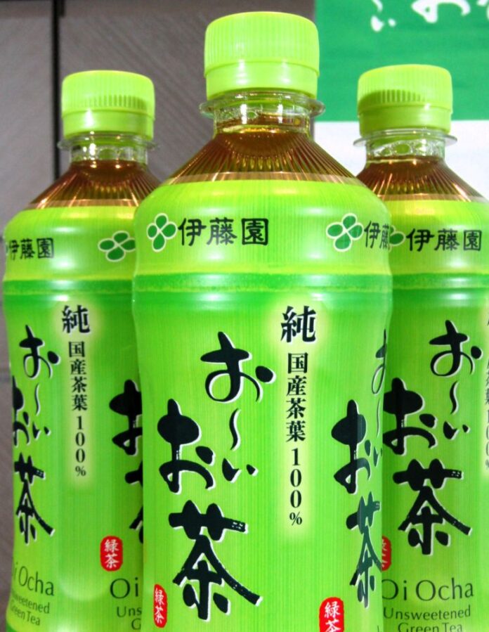 「純国産茶葉100%」と記載した「お～いお茶 緑茶」の新パッケージ