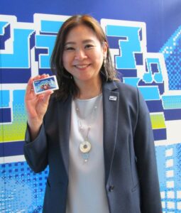イベント限定「ミンティア」を手にする真鍋礼子マーケティング本部マーケティング一部担当部長