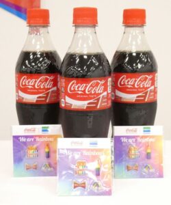 「コカ・コーラ」(500ml)と「ぷっくりシール」