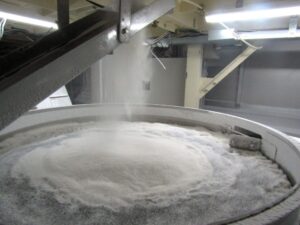 ふるいにかけてきめ細かな米粉にされる様子