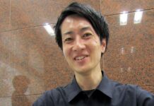 ロッテが新発想 板タイプのチョコを箱ごと割ってイライラモヤモヤ解消 「クランキー」リブランディング 板タイプ「クランキー」を箱ごと割るマーケティング本部第一ブランド戦略部チョコレート企画課主査の樋口佑介さん