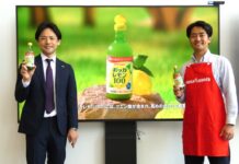 「ポッカレモン100」大さじ2杯を2週間継続摂取すると高めの血圧を下げる 減塩などが困難な働く人にレモン水を通じて価値伝達 「ポッカレモン100」のTVCMを背景にマーケティング本部ブランドマネジメント部宣伝販促グループの肥後亮グループリーダー(左)と営業本部首都圏営業本部東京支社の廣田一航さん
