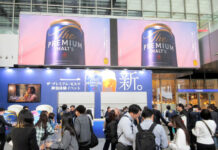 「プレモル」一新PR 名古屋駅で有料試飲イベント サントリー プレミアムビールが1杯100円で楽しめると好評を博した