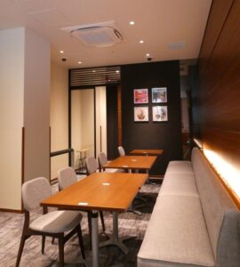 専用エリアは最大10人が着席できる。今後、奥の個室も実証実験に活用予定