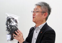 海藻クロメに抗糖化成分 機能性表示目指す カネリョウ海藻 大分県産のクロメを手に話す吉積一真氏