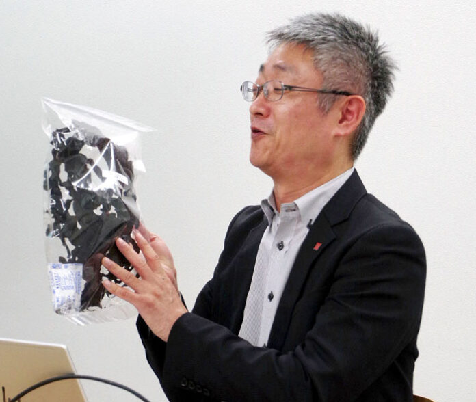 大分県産のクロメを手に話す吉積一真氏
