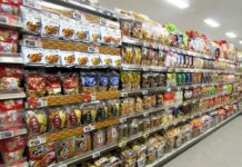 米菓、原料米高騰の爪痕深く コメ下落傾向も高値掴み抱え「予想しがたい事態が発生する」 全国米菓工業組合・星野理事長が懸念 米菓売場