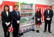 アサヒ飲料 N高に「CO2を食べる自販機」 生徒デザイン「未来にギフトを贈る」 (左から)森内美帆部長、谷川一幸部長、橋立靖菜さん、奥平博一校長