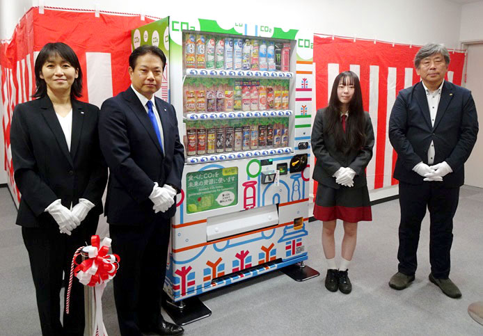 （左から）森内美帆部長、谷川一幸部長、橋立靖菜さん、奥平博一校長