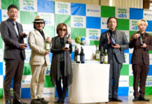 「神の雫」コラボワイン SNSで話題の完売品復活 ファミリーマート (左から)齋藤拓也氏、樹林伸氏、樹林ゆう子氏、見取り図の盛山晋太郎さん、リリーさん