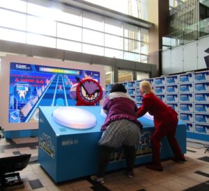 巨大画面でゲームに挑むメイプル超合金
